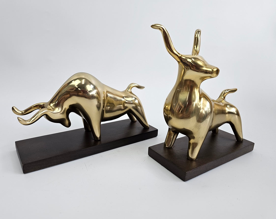 EHAIKA Golden Bulls Bookend (Set of 2) Aluminium Sculpture With Walnut Wood Base - Home Office Desk Top Decoration