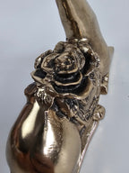 EHAIKA Golden Color Aluminium Sitting Reindeer Sculpture With Rose – Home Office Table Top Display Christmas Gift