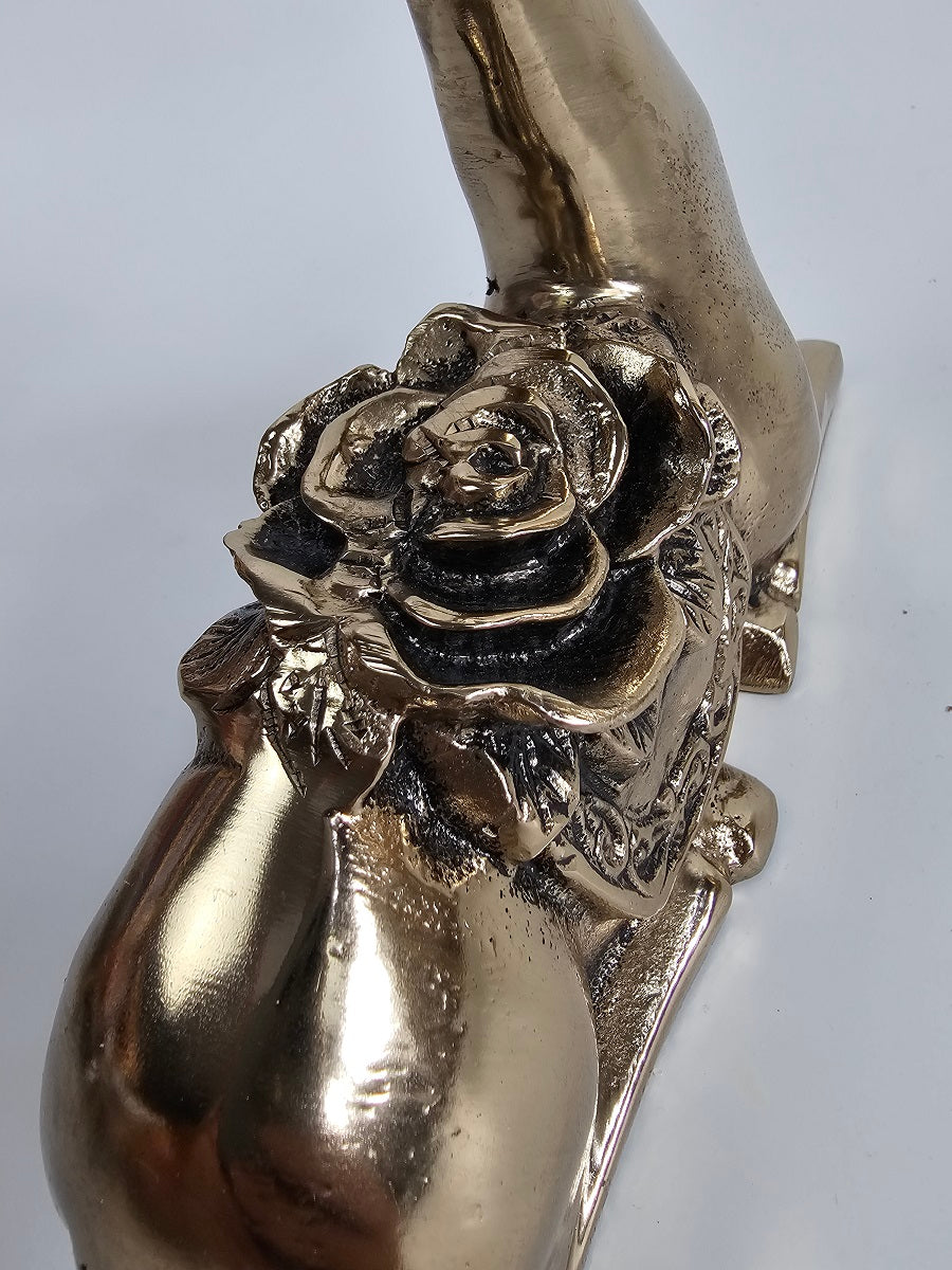 EHAIKA Golden Color Aluminium Sitting Reindeer Sculpture With Rose – Home Office Table Top Display Christmas Gift