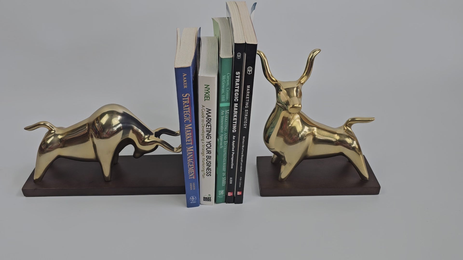 EHAIKA Golden Bulls Bookend (Set of 2) Aluminium Sculpture With Walnut Wood Base - Home Office Desk Top Decoration